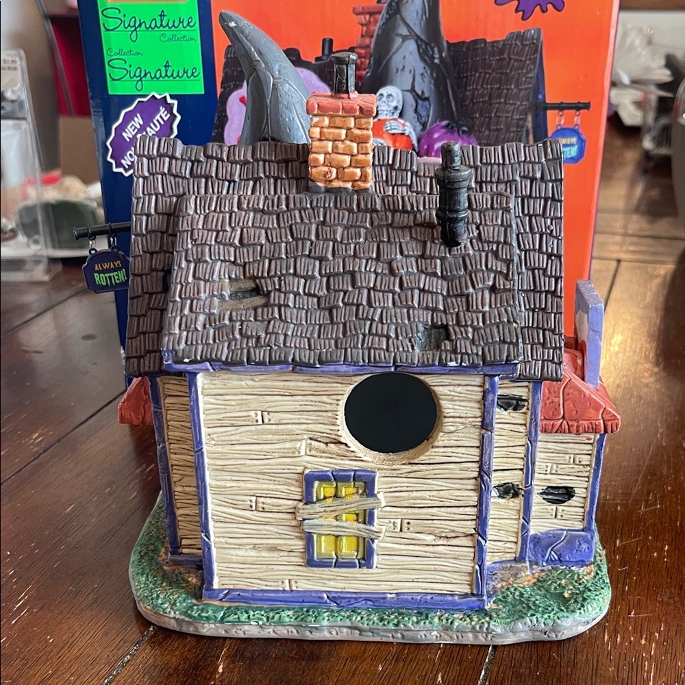 Lemax Spooky Town- Wanda’s Wicked Cupcakes Shop - Picture 6 of 7